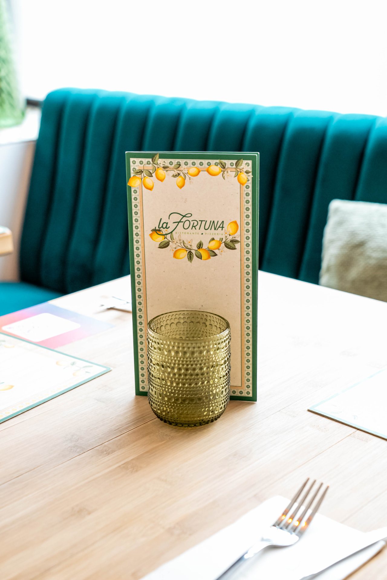 Détail du menu et du verre sur un plateau en bois