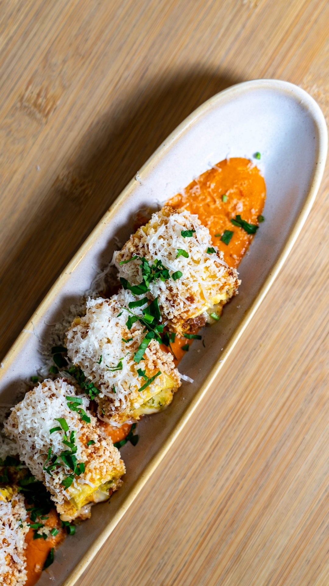 Mezzelune maison panées, parmesan et sauce tomate relevée